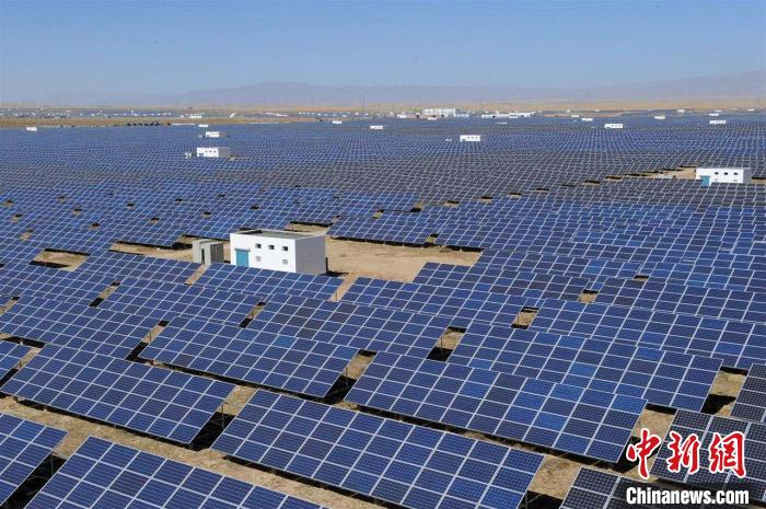 圖為19.6萬塊光伏板拼接成的“駿馬圖形電站”。　達(dá)拉特光伏發(fā)電應(yīng)用領(lǐng)跑基地供圖 攝
