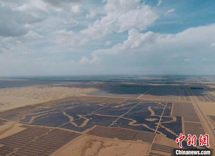 圖為19.6萬塊光伏板拼接成的“駿馬圖形電站”。　達(dá)拉特光伏發(fā)電應(yīng)用領(lǐng)跑基地供圖 攝