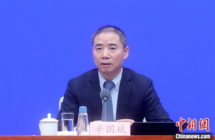 11月3日,國務院新聞辦公室在北京舉行國務院政策例行吹風會,解讀近日公布的《新能源汽車產業發展規劃(2021-2035年)》。中國工業和信息化部副部長辛國斌表示,中國已建成了全球最大規模的充電網絡,但仍然滯后于消費者需求,需要加大建設力度,優化布局。<a target='_blank' data-cke-saved- >中新社</a>記者 張宇 攝
