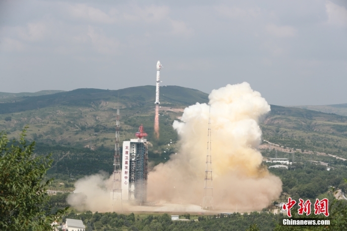北京時(shí)間8月4日11時(shí)08分,中國(guó)在太原衛(wèi)星發(fā)射中心使用長(zhǎng)征四號(hào)乙遙四十運(yùn)載火箭,成功將陸地生態(tài)系統(tǒng)碳監(jiān)測(cè)衛(wèi)星以及搭載的交通四號(hào)衛(wèi)星和閔行少年星順利送入預(yù)定軌道,發(fā)射任務(wù)獲得圓滿(mǎn)成功。陸地生態(tài)系統(tǒng)碳監(jiān)測(cè)衛(wèi)星主要用于陸地生態(tài)系統(tǒng)碳監(jiān)測(cè)、陸地生態(tài)和資源調(diào)查監(jiān)測(cè)、國(guó)家重大生態(tài)工程監(jiān)測(cè)評(píng)價(jià),并為環(huán)保、測(cè)繪、氣象、農(nóng)業(yè)、減災(zāi)等領(lǐng)域提供業(yè)務(wù)支撐和研究服務(wù)。此次任務(wù)是長(zhǎng)征系列運(yùn)載火箭第430次飛行。圖為發(fā)射現(xiàn)場(chǎng)。 供圖:鄭斌