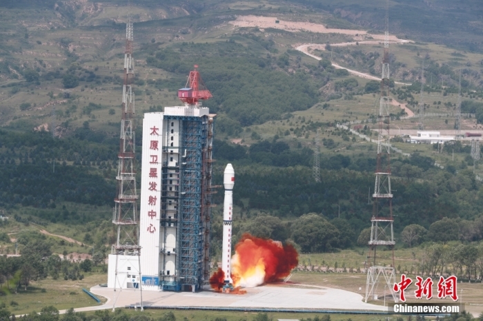 北京時(shí)間8月4日11時(shí)08分,中國(guó)在太原衛(wèi)星發(fā)射中心使用長(zhǎng)征四號(hào)乙遙四十運(yùn)載火箭,成功將陸地生態(tài)系統(tǒng)碳監(jiān)測(cè)衛(wèi)星以及搭載的交通四號(hào)衛(wèi)星和閔行少年星順利送入預(yù)定軌道,發(fā)射任務(wù)獲得圓滿(mǎn)成功。陸地生態(tài)系統(tǒng)碳監(jiān)測(cè)衛(wèi)星主要用于陸地生態(tài)系統(tǒng)碳監(jiān)測(cè)、陸地生態(tài)和資源調(diào)查監(jiān)測(cè)、國(guó)家重大生態(tài)工程監(jiān)測(cè)評(píng)價(jià),并為環(huán)保、測(cè)繪、氣象、農(nóng)業(yè)、減災(zāi)等領(lǐng)域提供業(yè)務(wù)支撐和研究服務(wù)。此次任務(wù)是長(zhǎng)征系列運(yùn)載火箭第430次飛行。圖為發(fā)射現(xiàn)場(chǎng)。 供圖:鄭斌