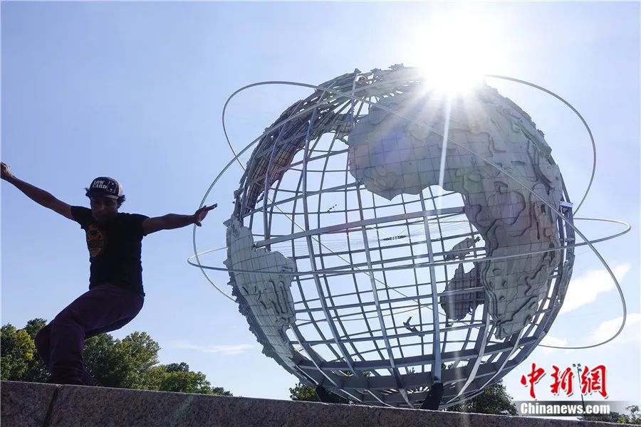 2020年7月,紐約迎來高溫天氣,一名少年在科羅娜公園內玩滑板。中新社記者廖攀 攝