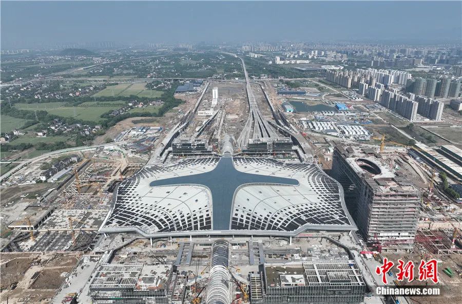 2022年4月,航拍杭州西站屋頂的光伏組件。杭州西站光伏發電項目面積1.5萬平方米,建成后預計年均發電量達231萬度,每年可節約標準煤830余噸,減少二氧化碳排放量2300余噸。中新社記者 王剛 攝