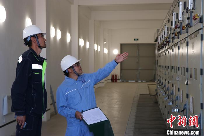 圖為謝列克風(fēng)電場工作人員在檢查設(shè)備中。　中新社發(fā) 達(dá)恩克攝 攝